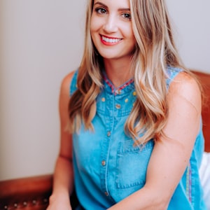 巴西国家足球队标志性黄色球衣与队徽